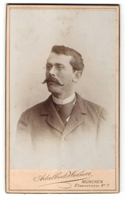 Fotografie Adalbert Werner, München, Portrait junger Mann mit Brille und Schnau