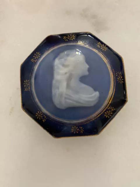 Ancienne boite en porcelaine de LIMOGES avec camée