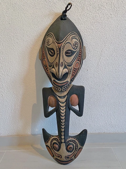 Traditionelle handgeschnitzte Holzmaske aus Papua-Neuguinea / Sepik River