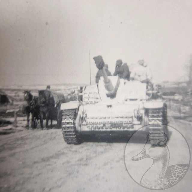 FOTO 2WK WEHRMACHT Sturmgeschütz StuG III Panzer Soldaten Wintertarn ...