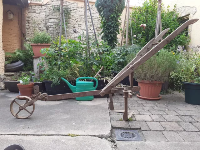 alt antik Rarität Pferdepflug Ochsenpflug Weinbergspflug Bauernhof Garten Deko