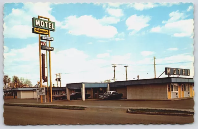 Postcard Saskatchewan Saskatoon SK Pioneer Motel Roadside View 1970s Cars Vtg