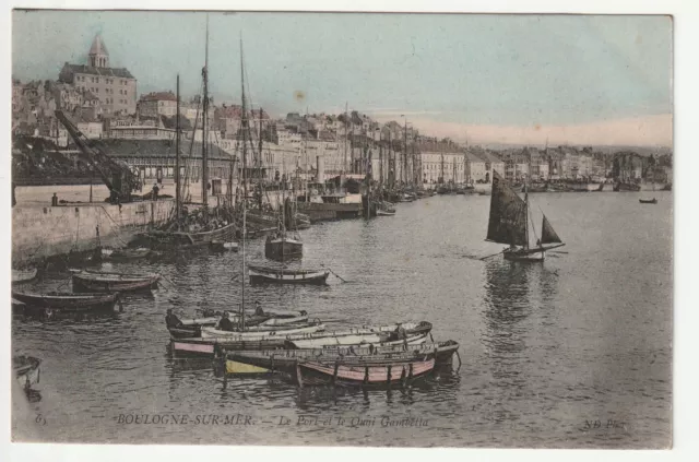 BOULOGNE SUR MER - Pas de Calais - CPA 62 - Le Port - Bateaux - carte couleur