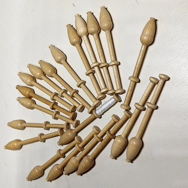 Lot de 20 fuseaux pour dentelle au fuseau très bon état bois clair long 10 cm 