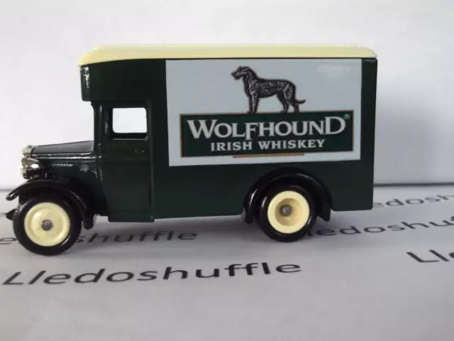 Lledo Dennis Parcels Van LP16 Code 3, Wolfhound Irish Whiskey, cremefarbenes Dach