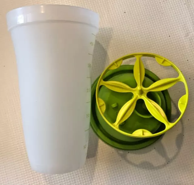 https://www.picclickimg.com/PwEAAOSwv89lTrCX/Tupperware-Quick-Shake-Mixer-Blender-2-Cup-Green.webp