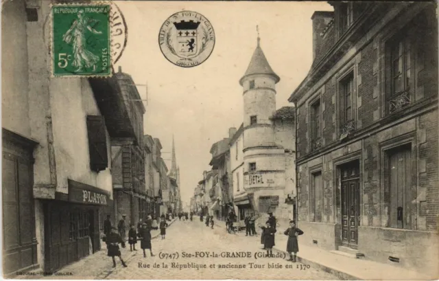 CPA Ste-FOY-la-GRANDE-Rue de la République et ancienne Tour batie (28360)