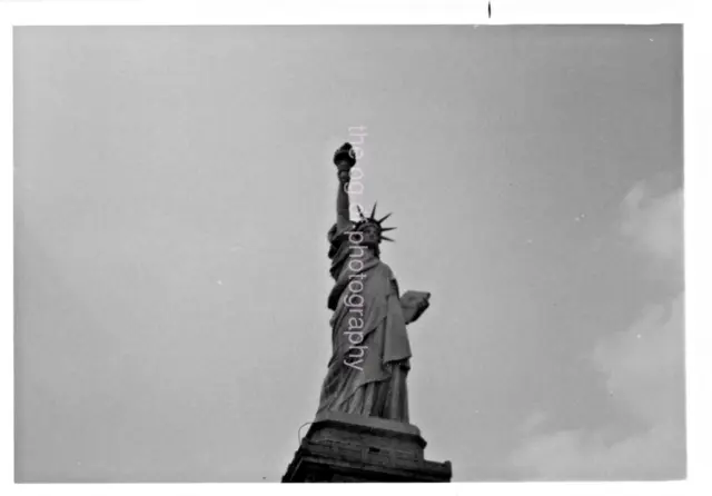 STATUE OF LIBERTY Vintage FOUND PHOTO b+w Snapshot NEW YORK 39 LA 91 S
