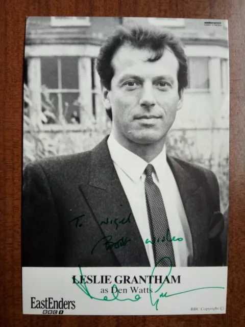 LESLIE GRANTHAM *Den Watts* EASTENDERS HAND SIGNED CAST CARD AUTOGRAPH FREE POST