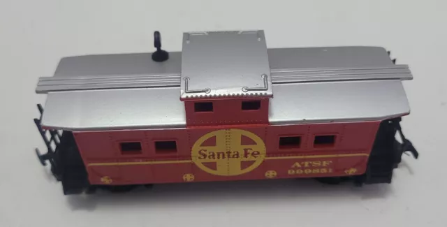 Life-Like HO Scale Santa Fe ATSF 949851 Caboose with Chimney, Missing Wheel