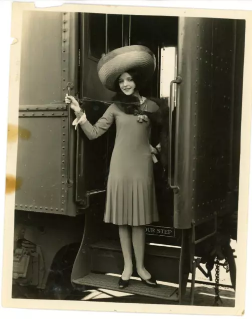 Vintage 8x10 Vintage Foto Actriz Mona Maris Llega Por Tren En Hollywood