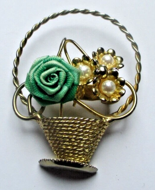 Broche Vintage Dorée – Femme Au Panier, Feuille En Relief – Bijou Ancien Fantaisie