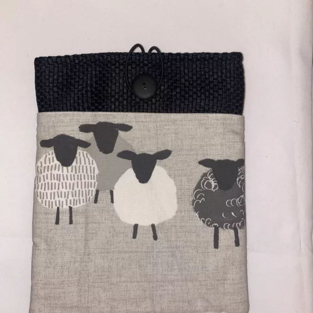 Handgefertigte Tablet/IPad/Kindle Hülle Schaf mit Vordertasche grau