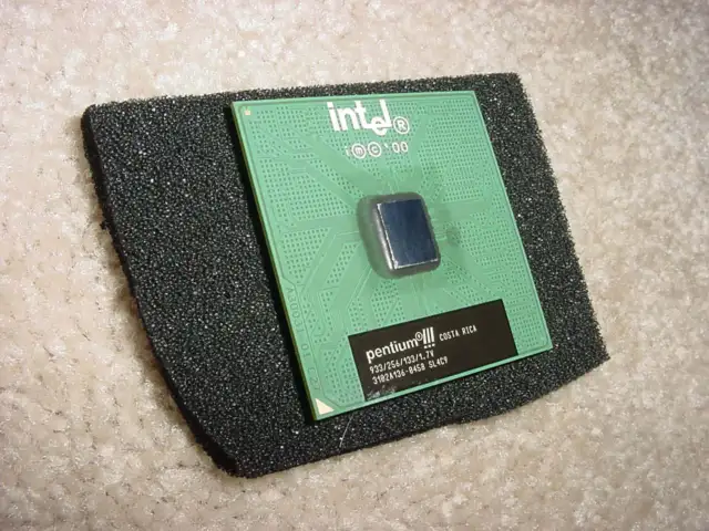 Intel Pentium III SL4C9 933/256/133/1.7V Processor CPU