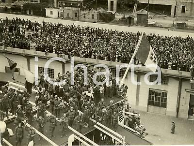1935 GENOVA Folla saluta volontari AFRICA ORIENTALE su piroscafo CALABRIA *Foto