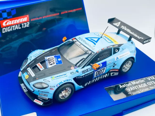 Coche de ranura digital Aston Martin V12 VANTAGE GT3 escala 1/32 de Carrera