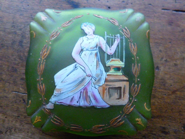 BOITE ANCIENNE EN VERRE décorée , sans verre sur le couvercle EUR 7,99