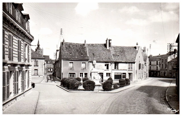 91 ANGERVILLE - la place de la mairie.