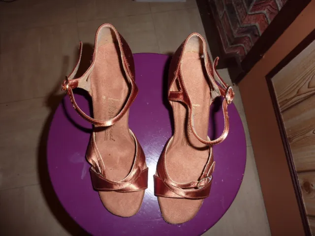 Chaussures de danses latines International dance shoes T 4 wide