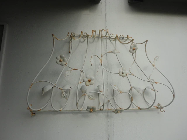 Altes Ziergitter Fenstergitter Blumengitter  Metall Rosen und Blätter