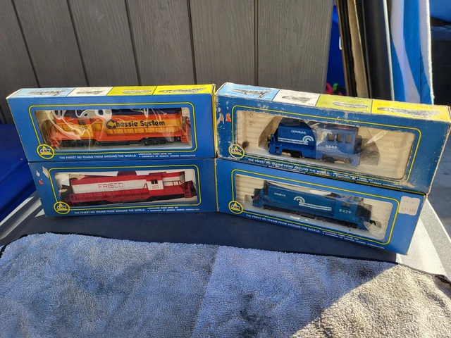 Lot of 4 HO  AHM Frisco, Conrail 2648, chessis systgem, conrail 8429
