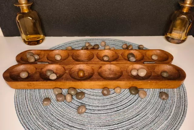 Jeux de société, jouets awalé et/ou mancala en bois gravé d'un caméléon