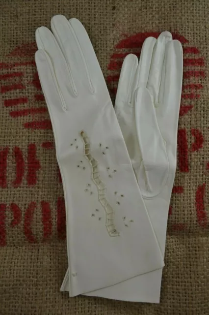 VINTAGE 1960s ivory kid leather gloves size 6 1/2 cut out pattern 3/4 length NEW