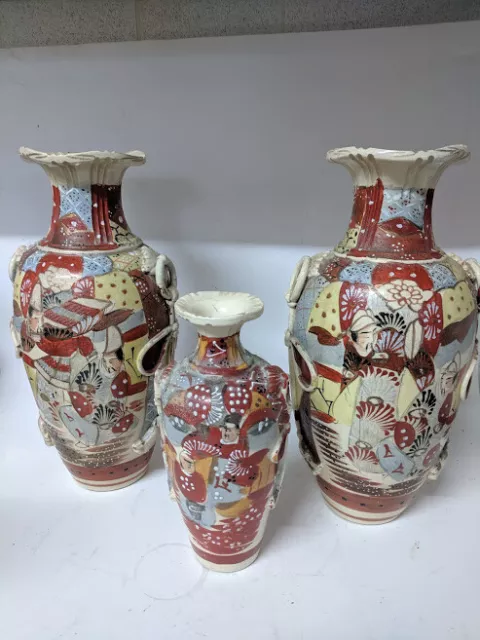 Lot de 3 anciens vases de poterie japonais Satsuma peints à la main période Meiji