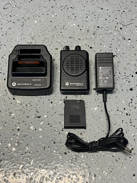 Motorola Minitor V UHF 453-461 MHz Stored Voice Pager A04KMS9238CC & Accessories