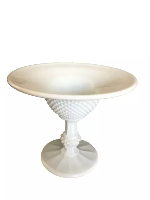 petite coupe sur pied  en opaline blanche  verre moulé vintage décoration