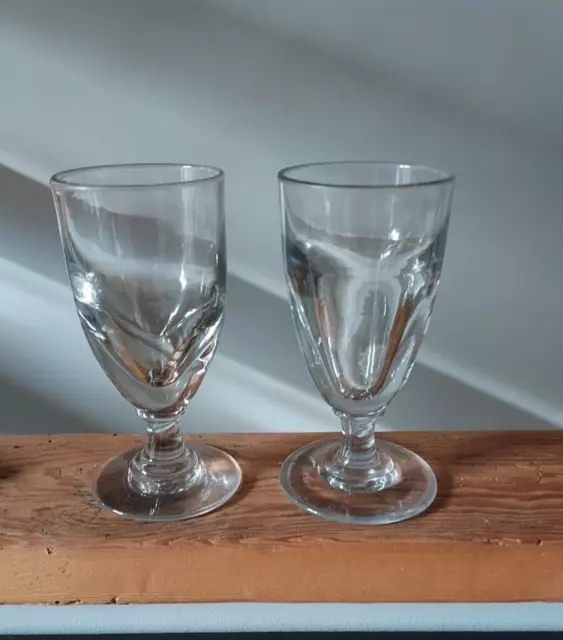 Lot de 2  verres bistrot anciens en verre soufflé épais.