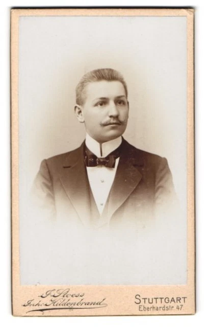 Fotografie J. Stoess, Stuttgart, Eberhardstr. 47, Portrait junger Mann mit Schn