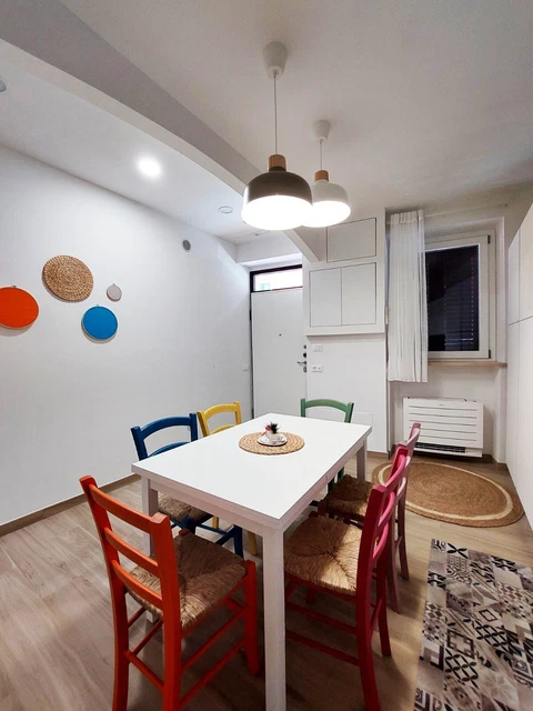 tavolo da cucina con sedie