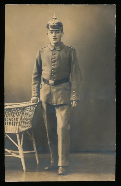 Foto AK - Soldat mit Pickelhaube Feldgrau -