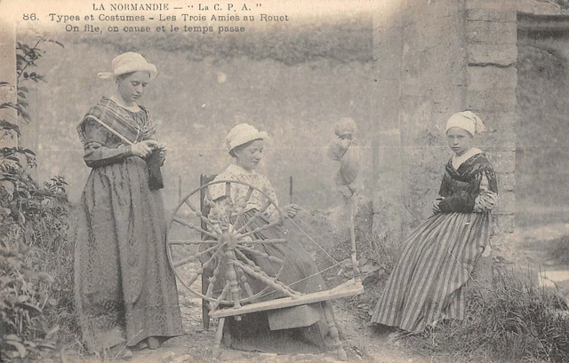 Cpa 14 La  Normandie Types Et Costumes Les 3 Amies Au Rouet