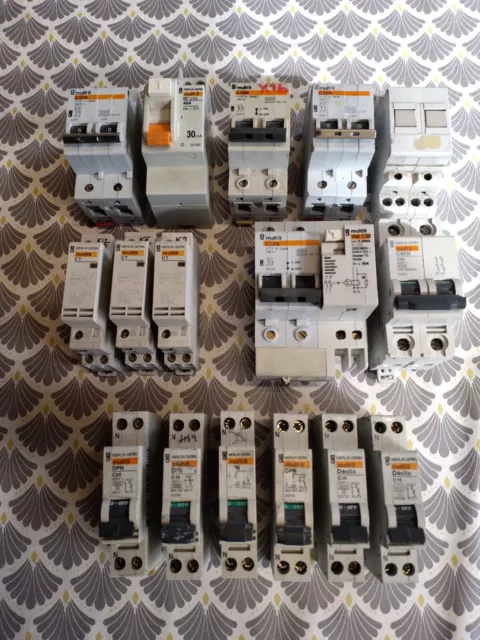 LOT DE 16 modules , CONTACTEUR ET  DISJONCTEURS  MERLIN GERIN