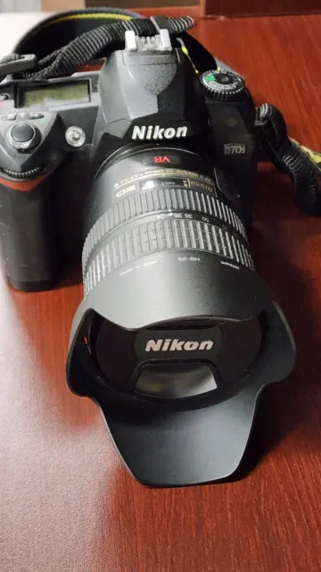 Nikon D70S 6.1MP Digital SLR Camera Kit with 24-120mm AF-S Nikkor Lens