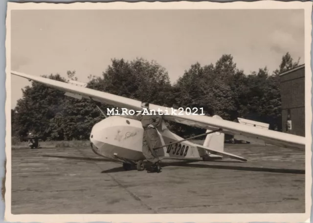 Foto, frühe Bundeswehr, Soldat und Segel Flugzeug (N)50345