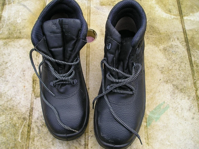 une paire de sécurité en taille 42 de couleur noir