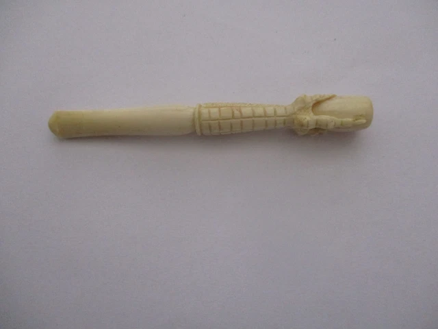 Ancien Fume Cigarette En Os Motif Japonisant Serre De Dragon