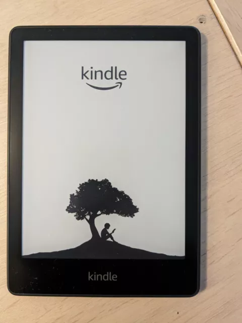 Amazon Kindle Paperwhite, 11. Generation, 8 GB, mit Schutzhülle, ohne Werbung