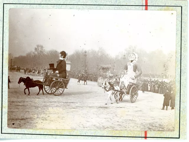 Paris, carnaval, marionnettes géantes Vintage silver print  Tirage argentique