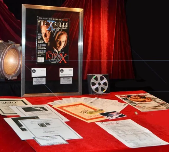 X-FILES Signed AUTOGRAPH Gillian Anderson & David Duchovny PROPS, DVD, COA Frame