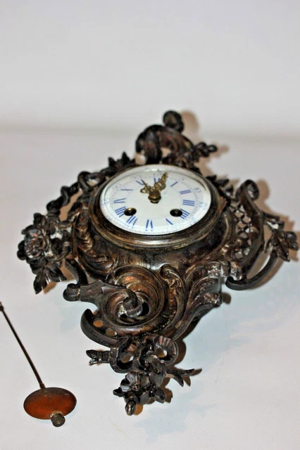 Adolphe Mougin Pendule Cartel Rocaille à décor de Porcelaine Adolphe Mougin Pendule Cartel Rocaille à décor de Porcelaine
