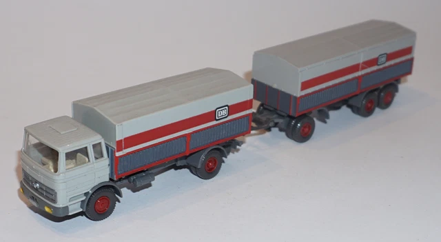 Camion MERCEDES L911 plateau baché rouge 1/18