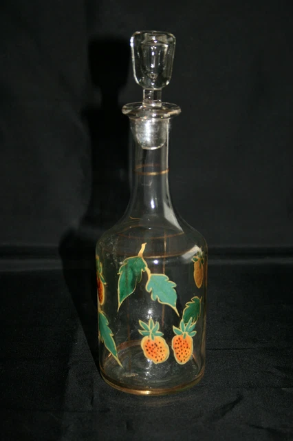Carafe émaillée ancienne à décor de fraises