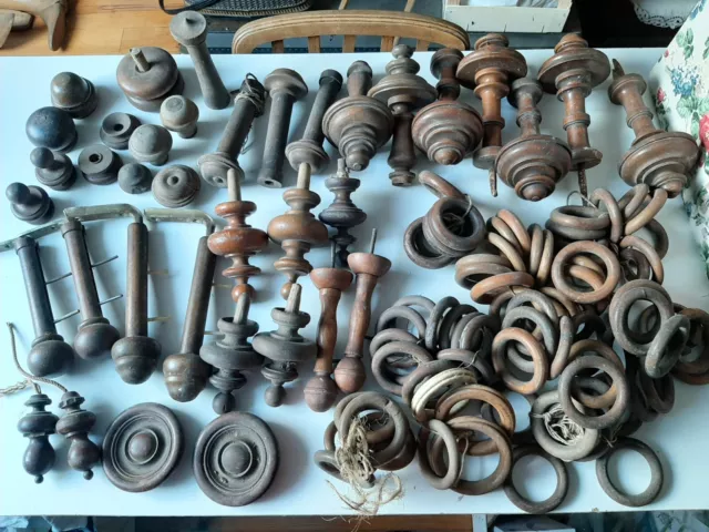 Important lot de pièces pour tringles à rideaux anciennes en bois,