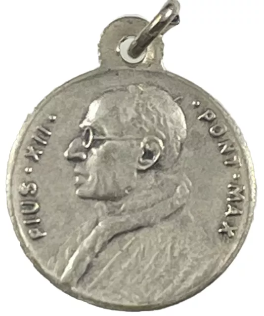 Medalla religiosa pequeña católica vintage 1950 del Papa Pío XII en tono plateado