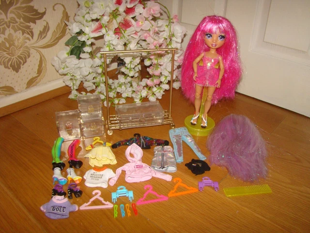 Rainbow High Doll Fashion Studio Avery Styles Fashion Doll Playset