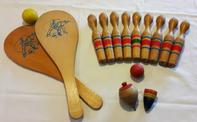3-teiliges altes Holzspielzeug Konvolut - Kegel, Tennis, Drehkreisel